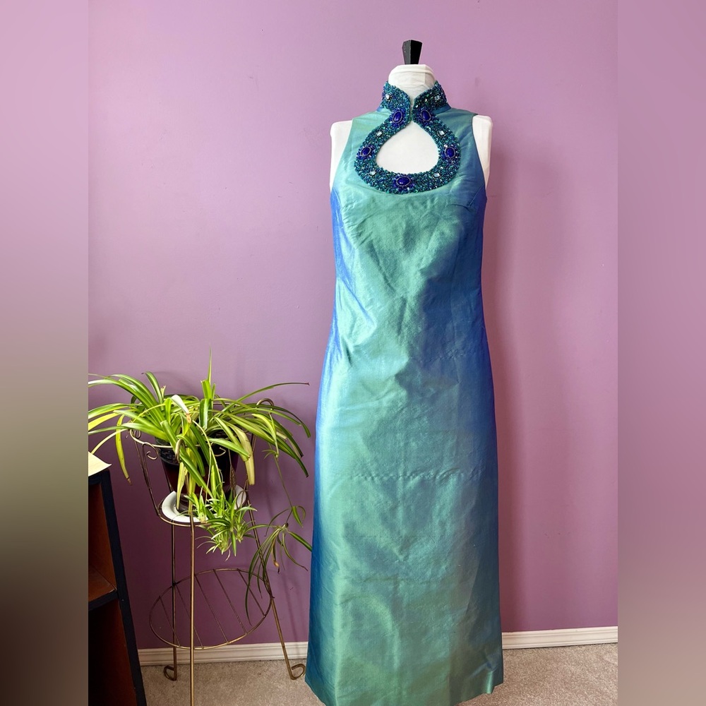 Vintage Iridescent light blue sleeveless keyhole qipao with back slit